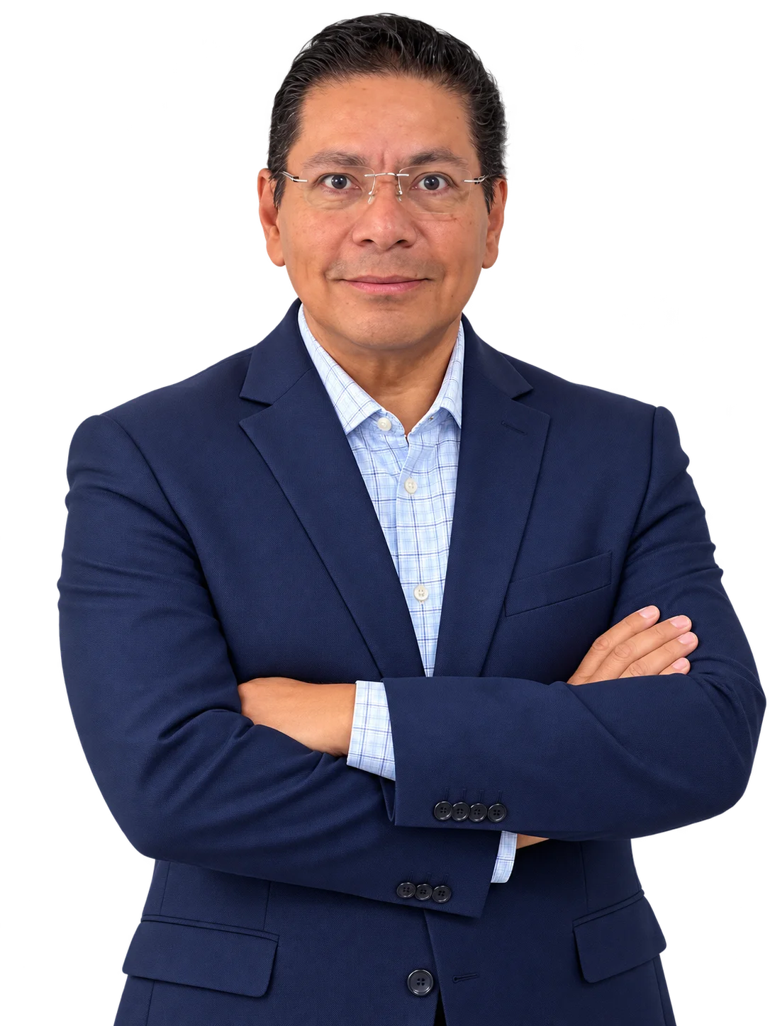 Arturo Gallardo con traje azul y los brazos cruzados